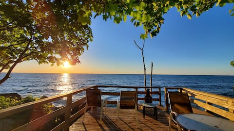 Lakefront sunrise home near Point Pelee.