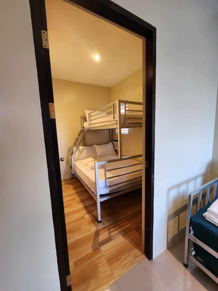 ห้องนอน 2 ห้องพร้อมเตียงเดี่ยว 2 ชั้นสำหรับครอบครัวนอนได้ 3 คน ผ้าปูที่นอนหมอนและผ้าขนหนูคุณภาพระดับโรงแรม 