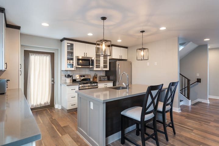 Brand New Spacious 4bd 4ba, Game Room, Deck, Patio gallery image 5