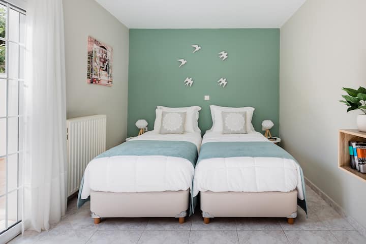 Საძინებელი ორი ერთადგილიანი საწოლით 