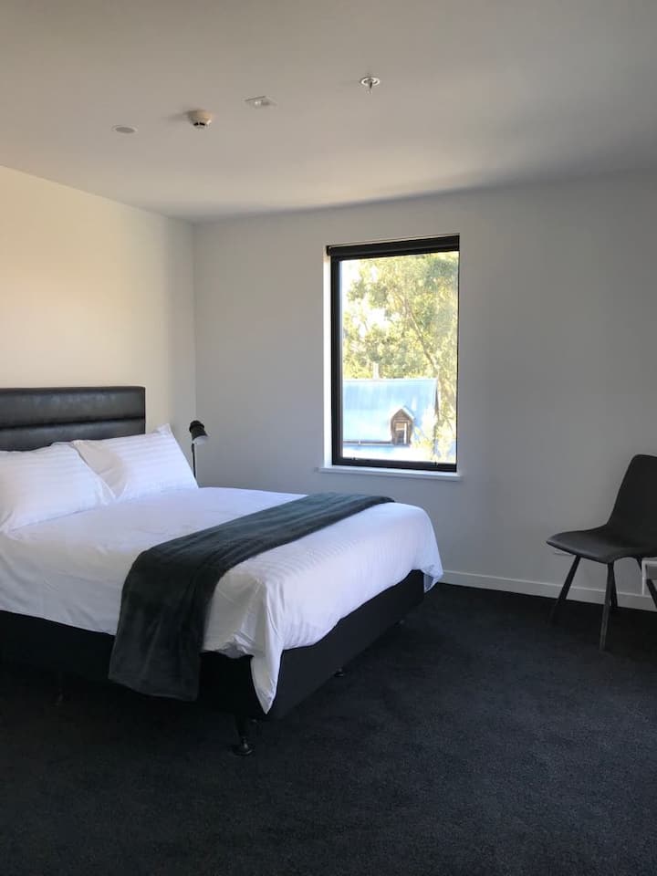 Chambre Queen et chambre avec salle de bains privative sur le balcon