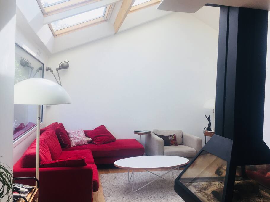 Tout l'électroménager courant est à disposition, ainsi que le piano, l'espace salle de musique, le vidéoprojecteur etc... Les salles de bains mériteraient une rénovation, c'est prévu ! Aucune fête autorisée, merci de respecter les lieux et le voisinage. Nos parents habitent à proximité et peuvent intervenir en cas de problème pratique.