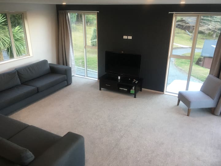 Modern, Comfortable Relaxing House With Views - Hanmer Springs