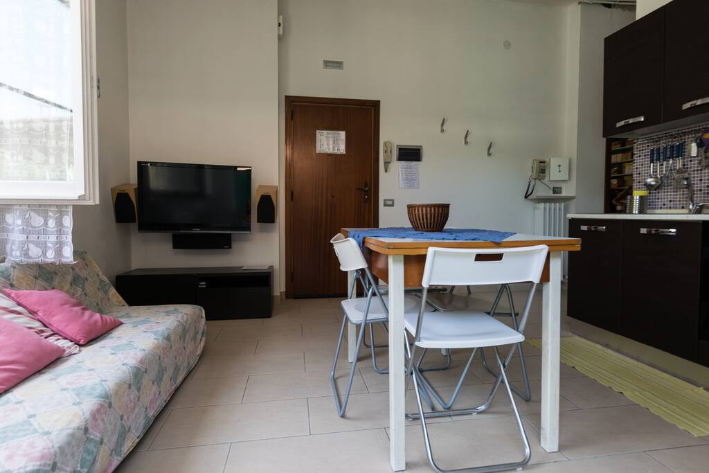 Soggiorno con TV e Impianto Surround