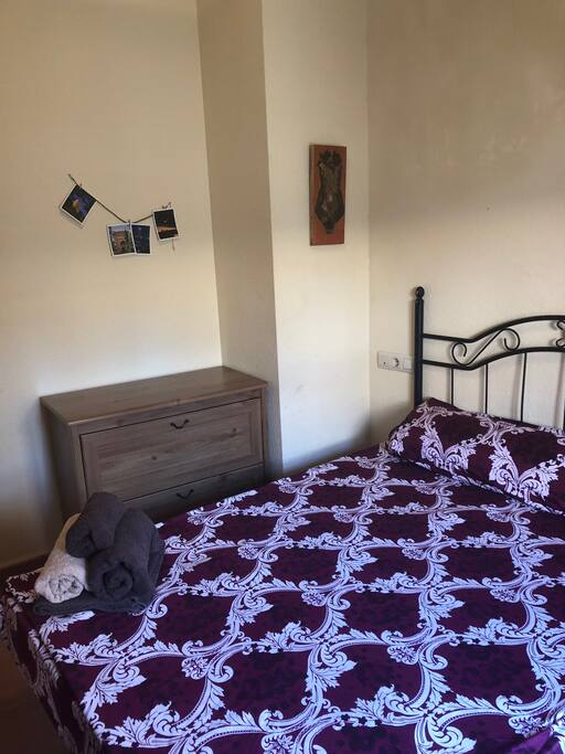 El dormitorio consta de una cama de matrimonio muy cómoda , un armario grande con mucho espacio para almacenaje, una mesita de noche con una lámpara para leer. Un ambiente relajado para el descanso