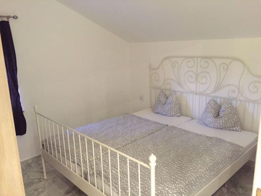 Schlafzimmer 1