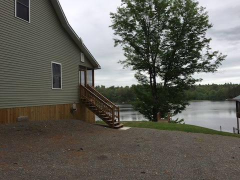 Relaxing scenic Adirondack home on Black Lake