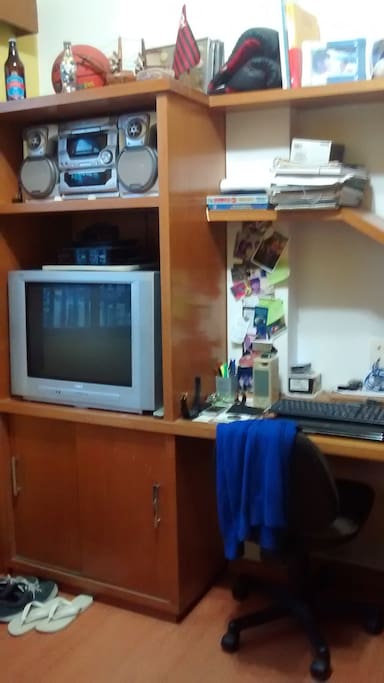 estante com espaço mesa