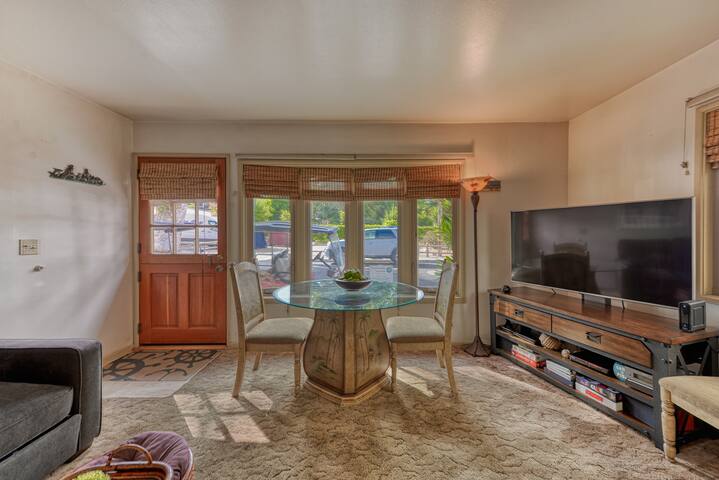 Quaint House w/ Tropical Theme Decor, ONE Block gallery image 5