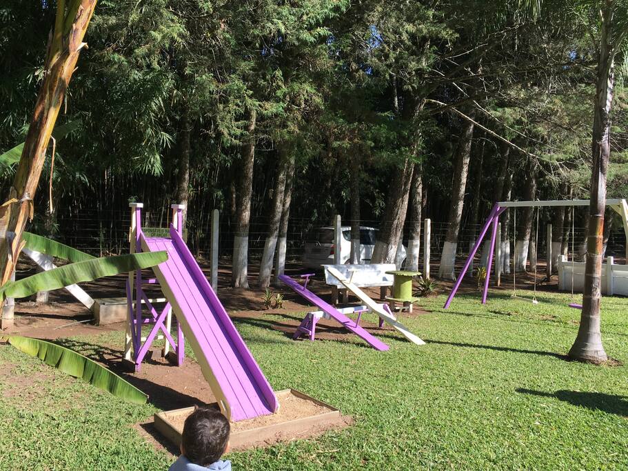 São 3 espaços, pracinhas para as crianças brincarem dentro da estrutura com toda segurança.