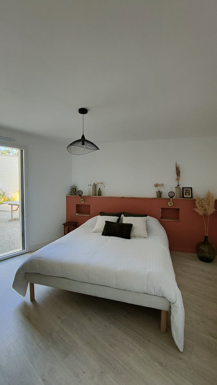 krevat dhome 160x200 . Dhoma me pamje nga tarraca