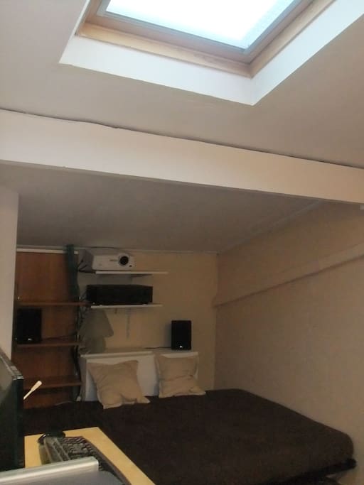 chambre en location avec climatisation TV et velux ouvrant.