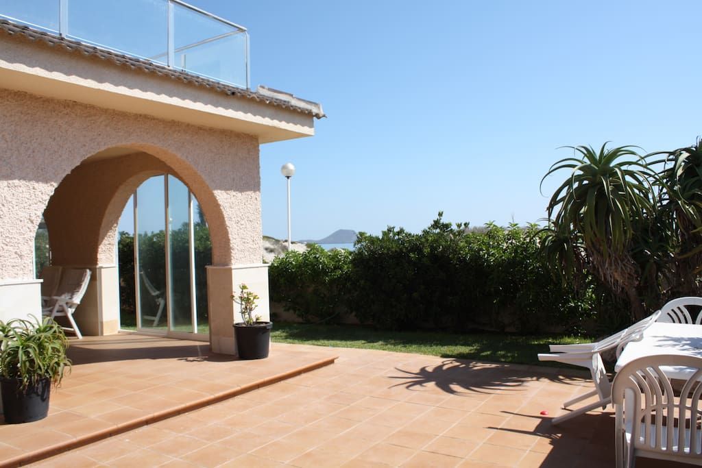 Amplia terraza con jardín