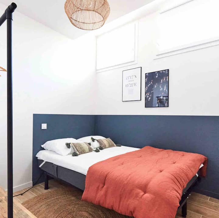 Spavaća soba s bračnim krevetom.