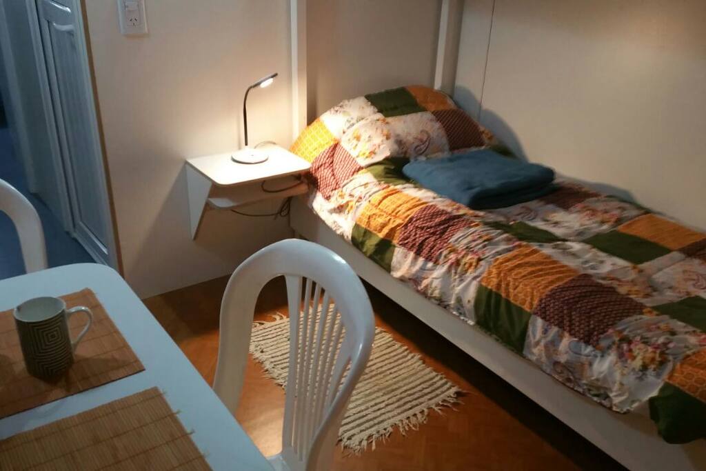 Camas literas con mesitas y iluminación led.