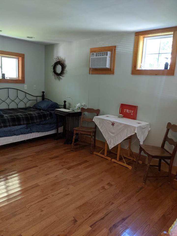 Tavolinë dhe karrige të vogla ngrënieje