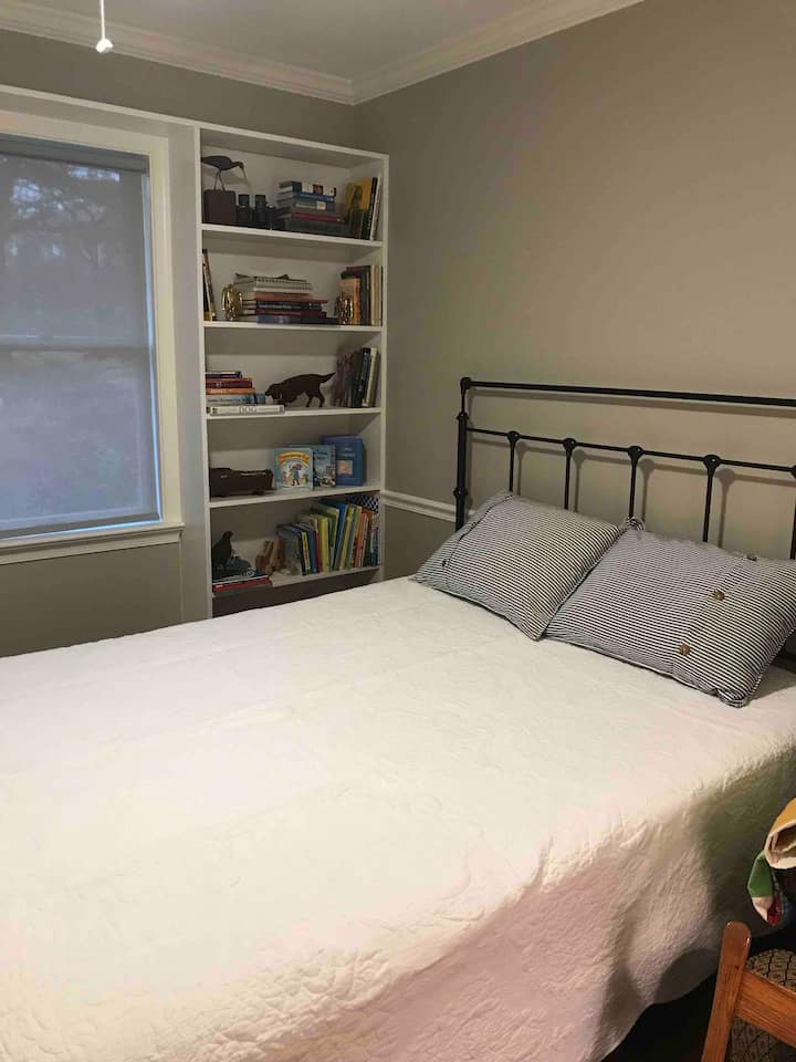 El dormitorio 1 cuenta con una cama queen y libros para todos.