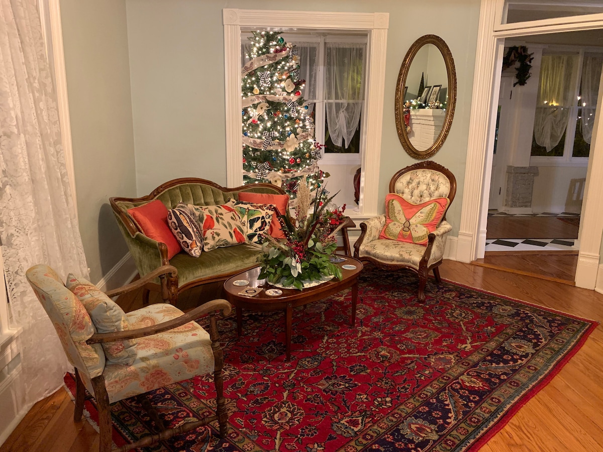 غرفة معيشة ممتعة ومريحة للتجمع.