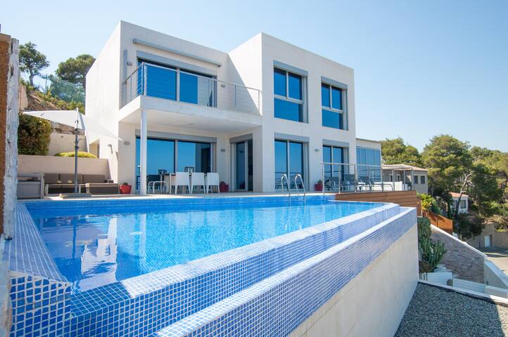 ★ CoastalVillas – Villa Blanca ★ infinity pool gallery image 2