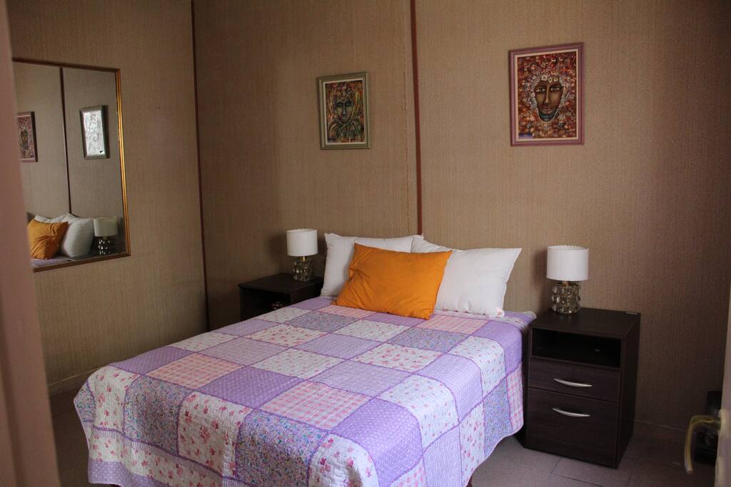 dormitorio con cama de dos plazas