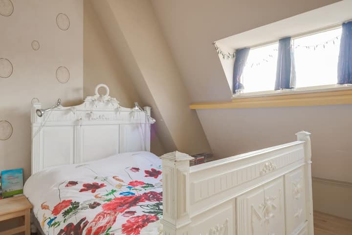 Een van de twee slaapkamers op de eerste verdieping.