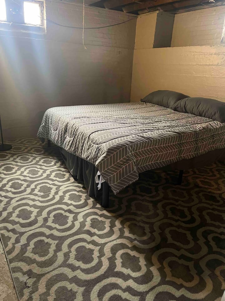 Manželská posteľ vo veľkosti King v nedokončenom suteréne