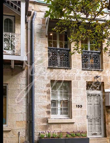 Sydney meets New York: Luxurious Sandstone Terrace