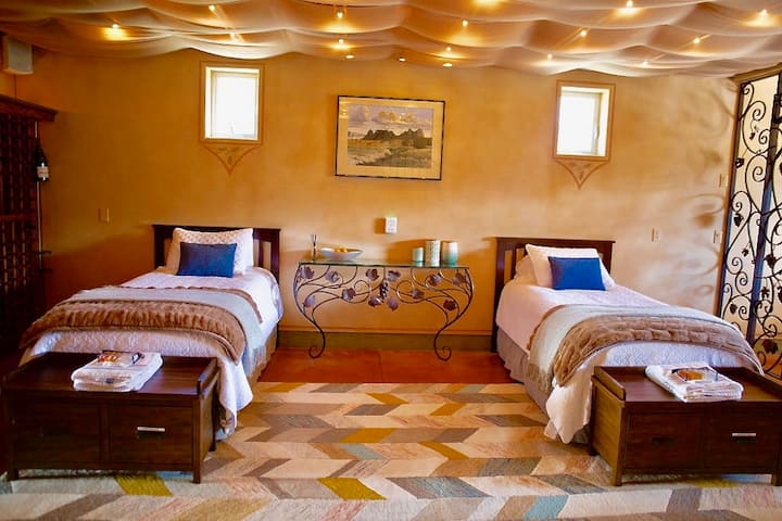 Na prízemí je spálňa s oddelenými posteľami. Upozorňujeme, že táto izba má kovanú žehličku len ako dvere, takže je skôr otvorená. 