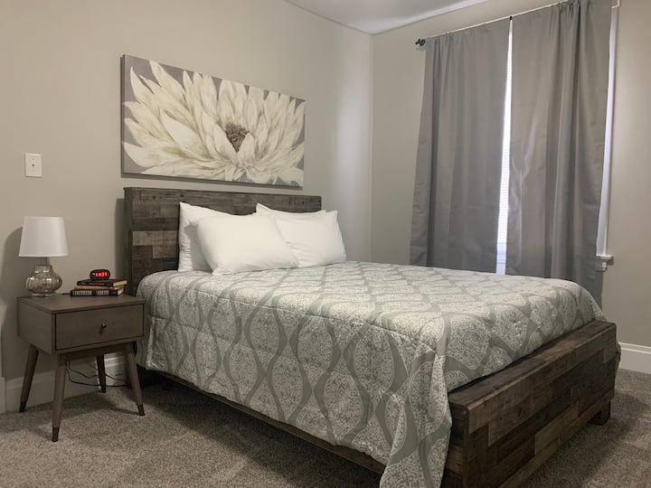 Ontspan in je queensize bed op de tweede etage.