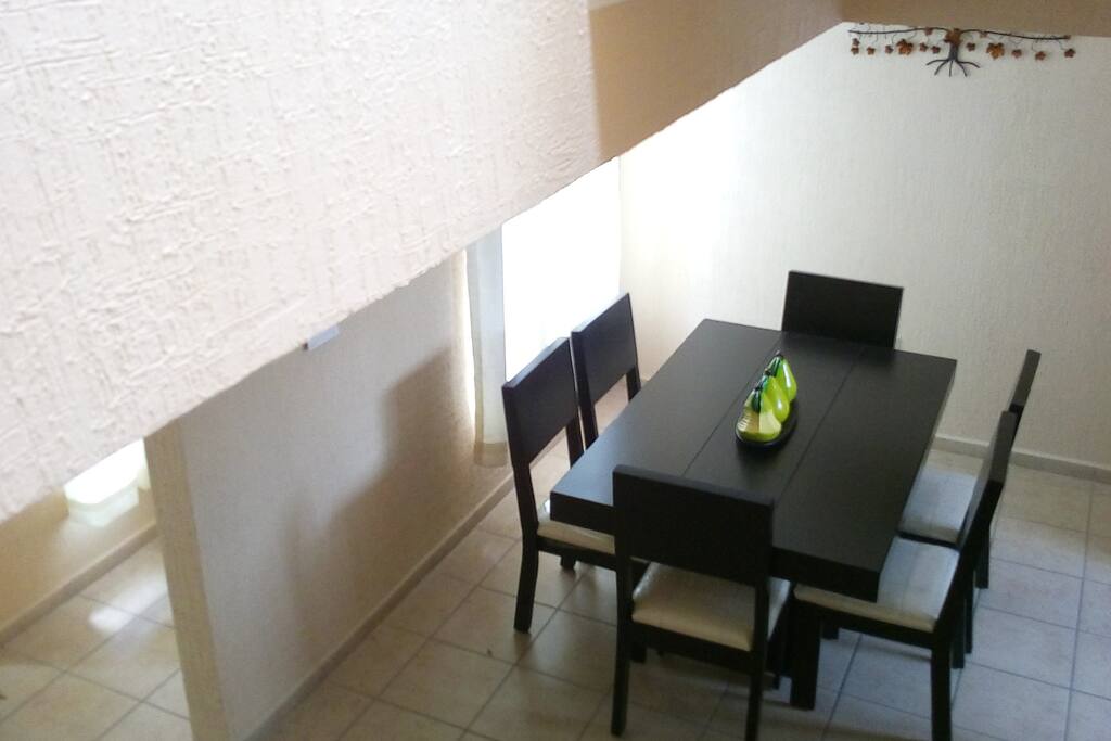 Mesa de comedor de seis sillas ideal también para trabajar