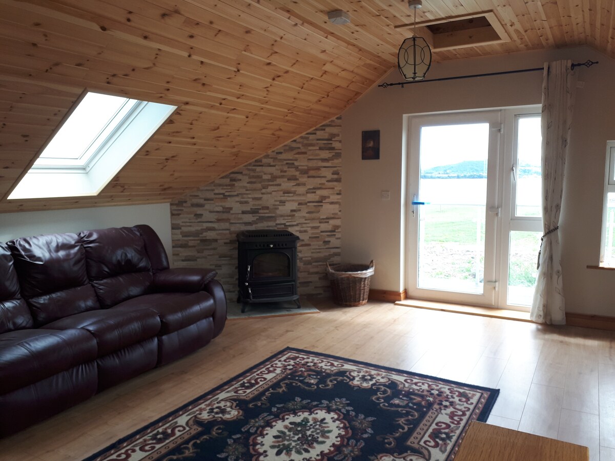 Მისაღები ოთახი აივნით