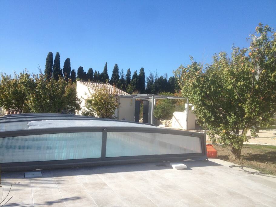 Accès à piscine commune à 20 mètres avec couverture amovible et pool housse (douche wc évier tonnelle)