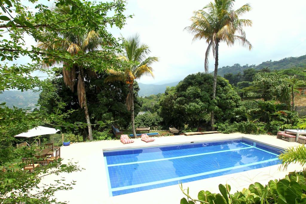the pool
la piscine
la piscina