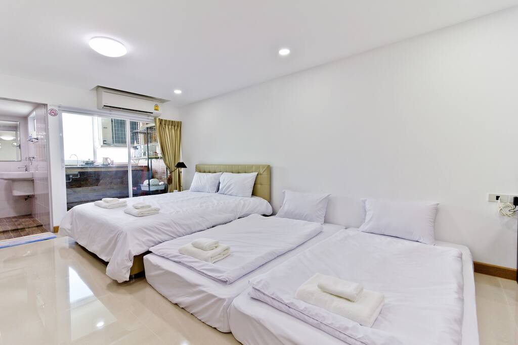 Newly renovated. Big studio room for 4 guests 1 double+ 2 single floor mattress.