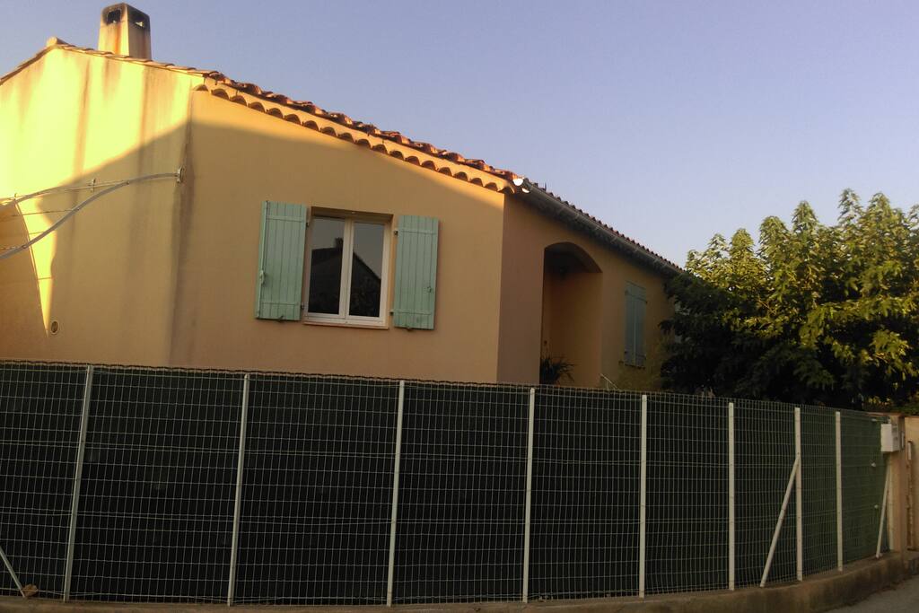 l'appartement se trouve au rez de chaussée de la maison