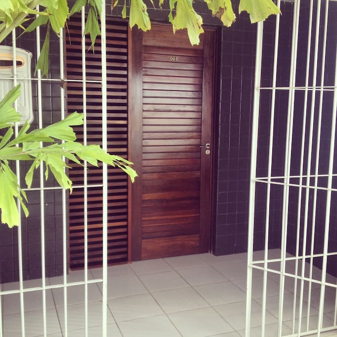 Porta de entrada do apartamento.