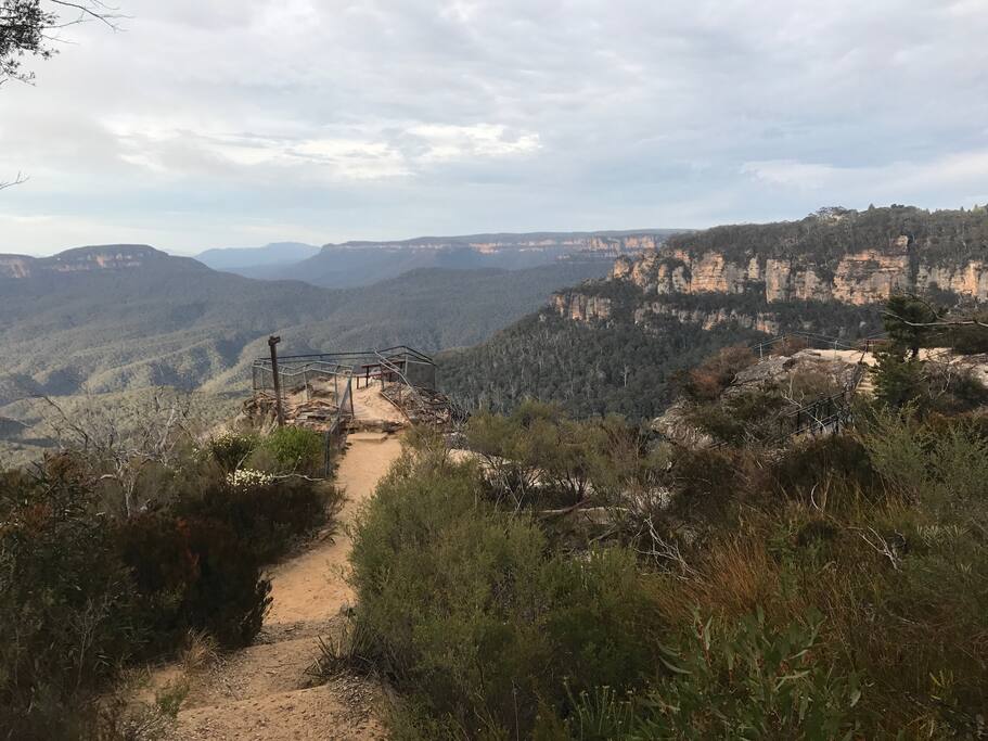 The dramatic escarpment which runs from Wentworth Falls, through Leura and up to Katoomba is not far away