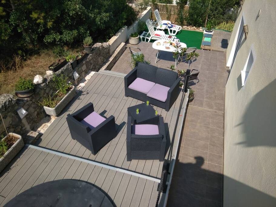 Un Hot tube pour 8 personnes avec 3 terrasses en escalier