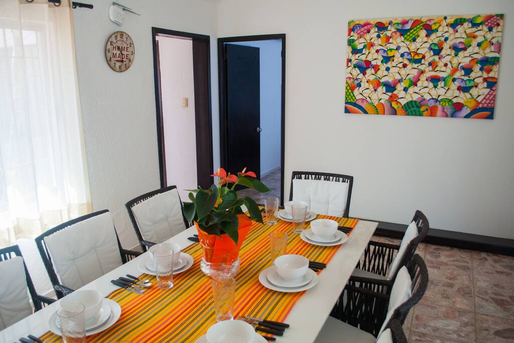 Hermosa, colorida y divertida Casa "Tìa Sandia" con 5 habitaciones y totalmente equipada para 12 personas