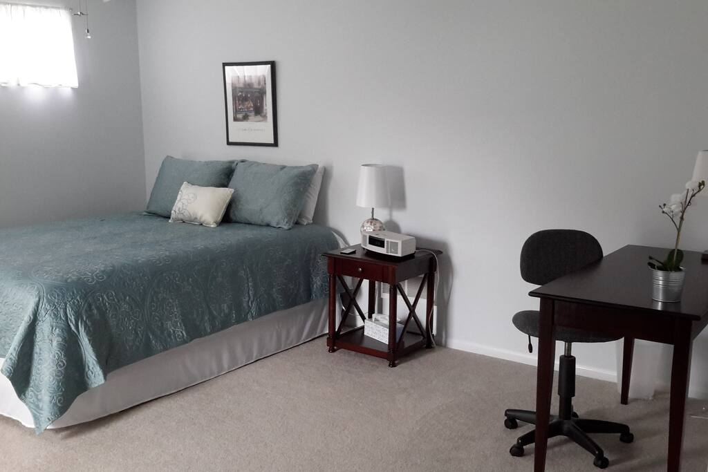 Queens size bed. Extra room for sleeping bags for children if you have them.