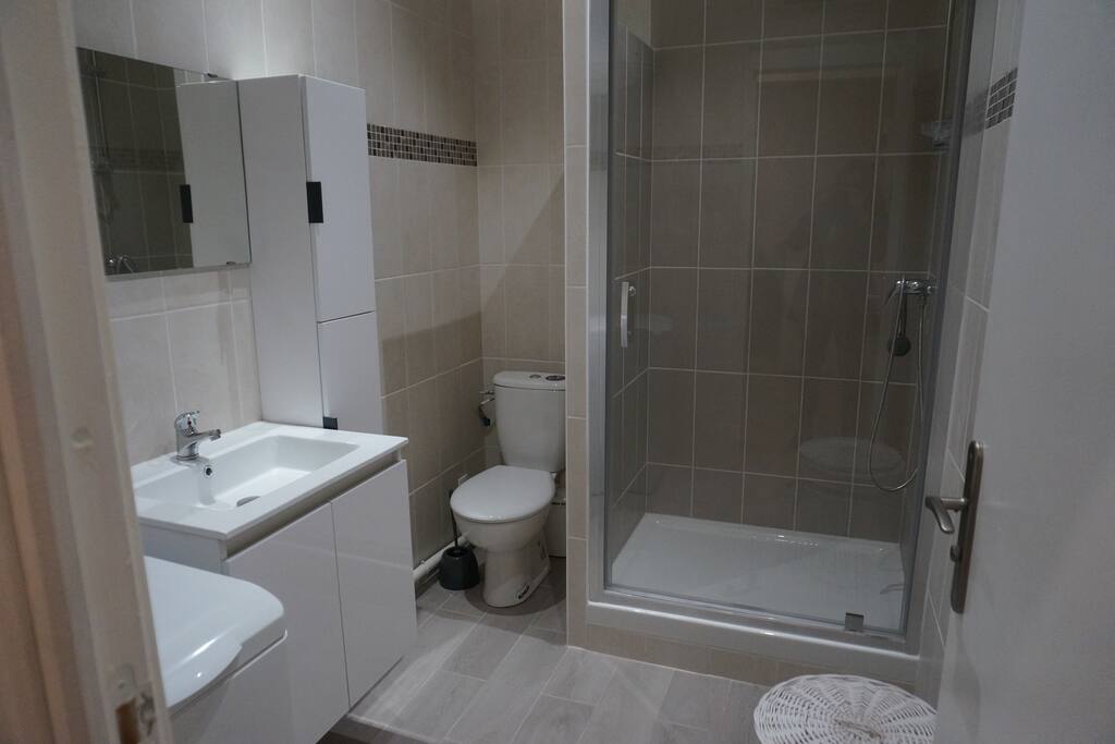 Salle d'eau w.c: serviettes de bain, chauffage. Sèche cheveux, lave linge, corbeille à linge, tapis de sol