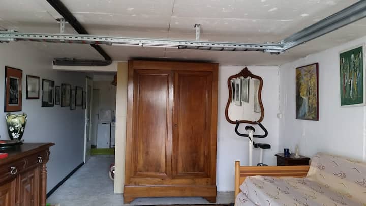 مرآب مفروش. سرير واحد ، مرتبة.