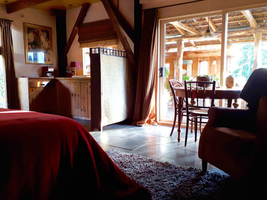 SFEER!!
U loopt zó het overdekte terras op,authentiek gemaakt.Fijne ligstoelen en grote ambachtelijke tafel met zeker vier stoelen.
Op de vloer Belgisch Leisteen,heerlijke comfortabele zitstoelen.
Comfortabele eettafel met stoelen.