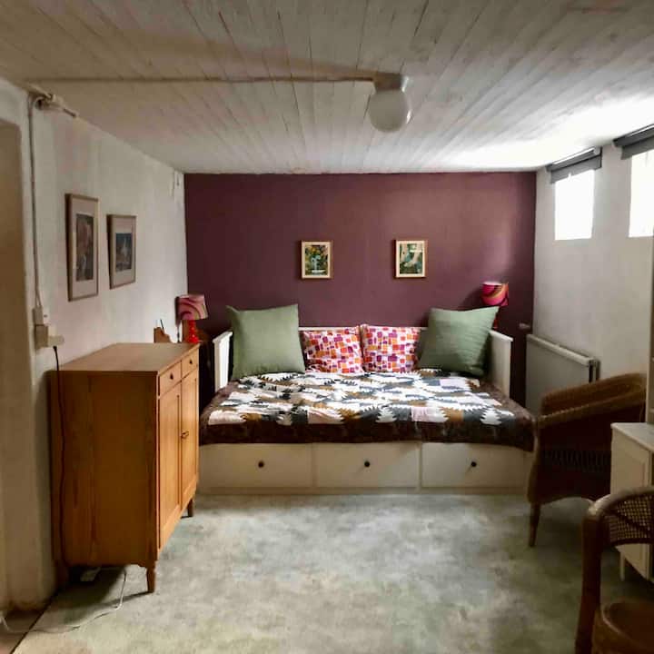 地下室卧室双人床