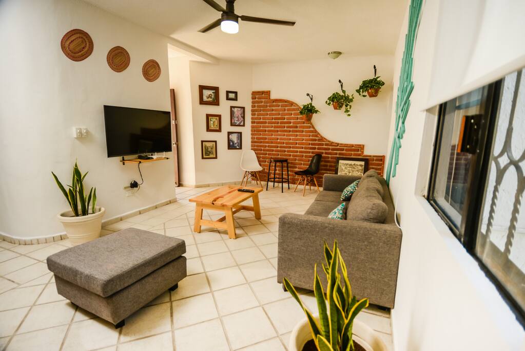 LIVING ROOM / TV AREA