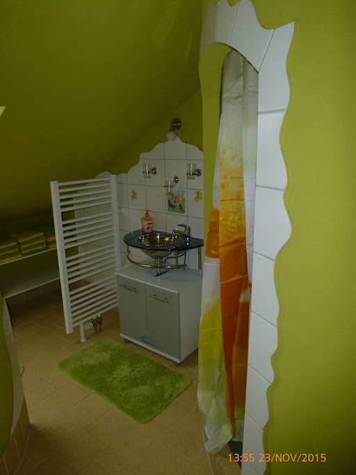 Bad - rechts ist die Dusche