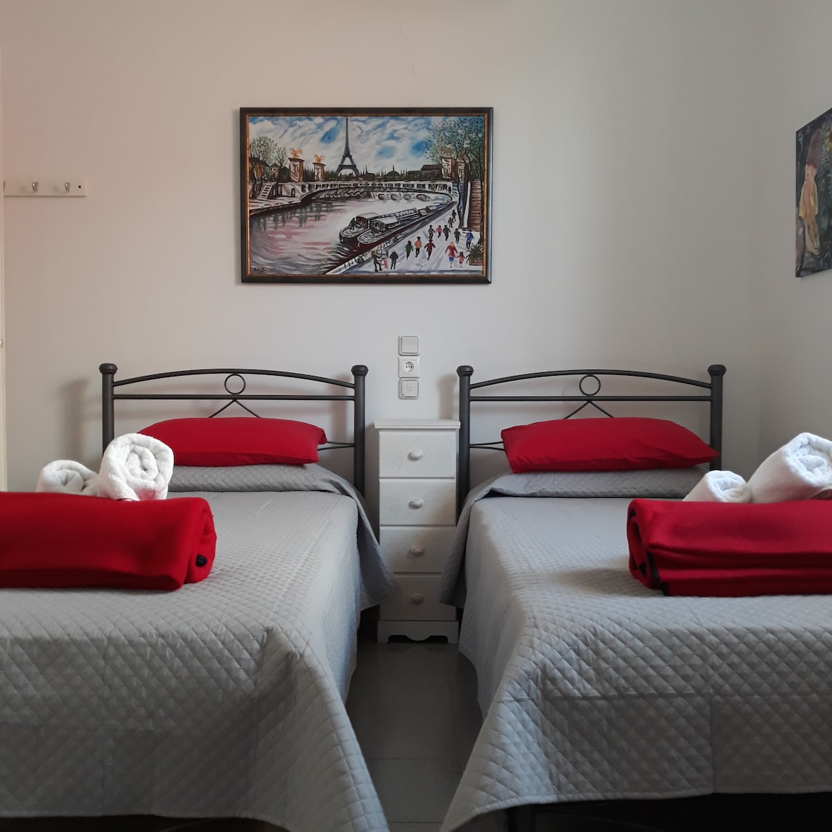 2e chambre. Deux lits simple et canapé-lit avec 2 lits simple.