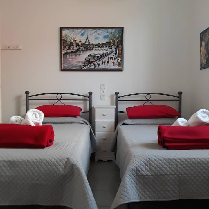 חדר שינה שני, שתי מיטות יחיד וספה נפתחת עם שתי מיטות יחיד.