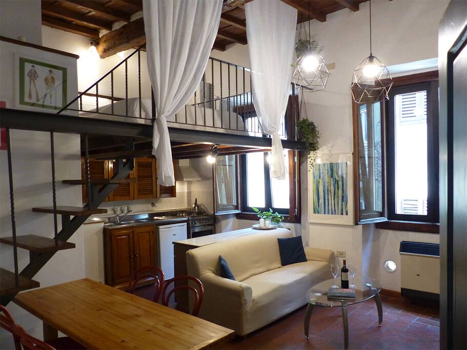 Salone, angolo cottura e soppalco