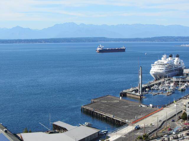 Harbor Steps 16th fl Huge Unit ~ Great Water Views gallery image 5